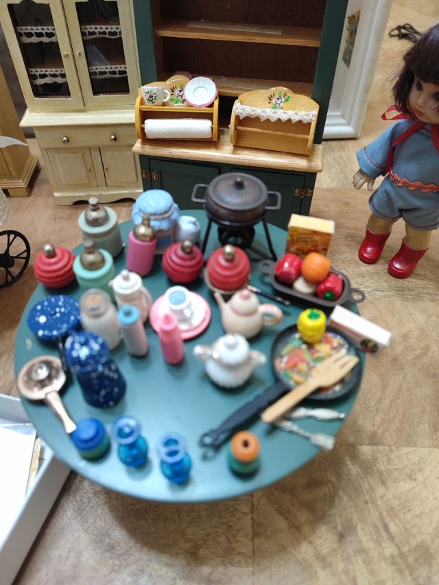 Muebles y accesorios casa de muñecas