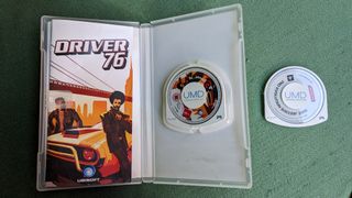 Consola PSP con cargador + 2 juegos (sin uso)