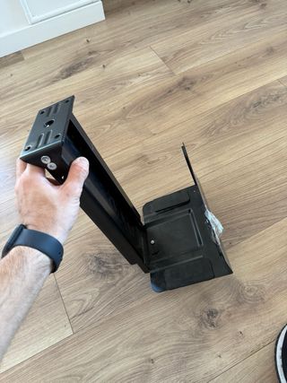 Soporte pc bajo mesa

tornillos incluídos