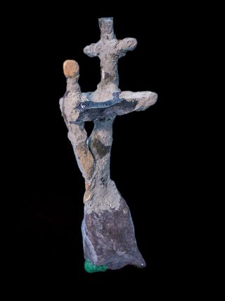 statue in pietra con il Cristo 