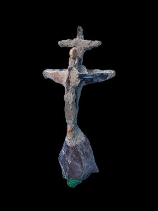 statue in pietra con il Cristo 