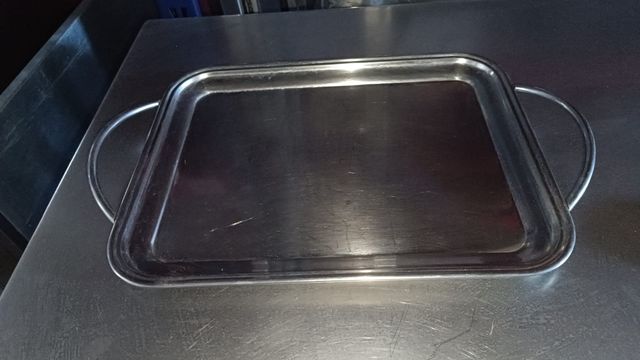 Bandeja de acero inoxidable.