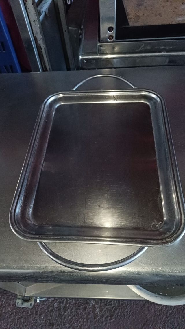 Bandeja de acero inoxidable.