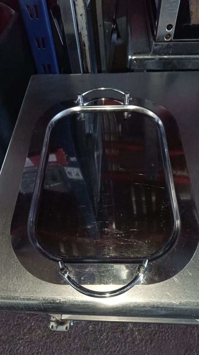 Bandeja de acero inoxidable.