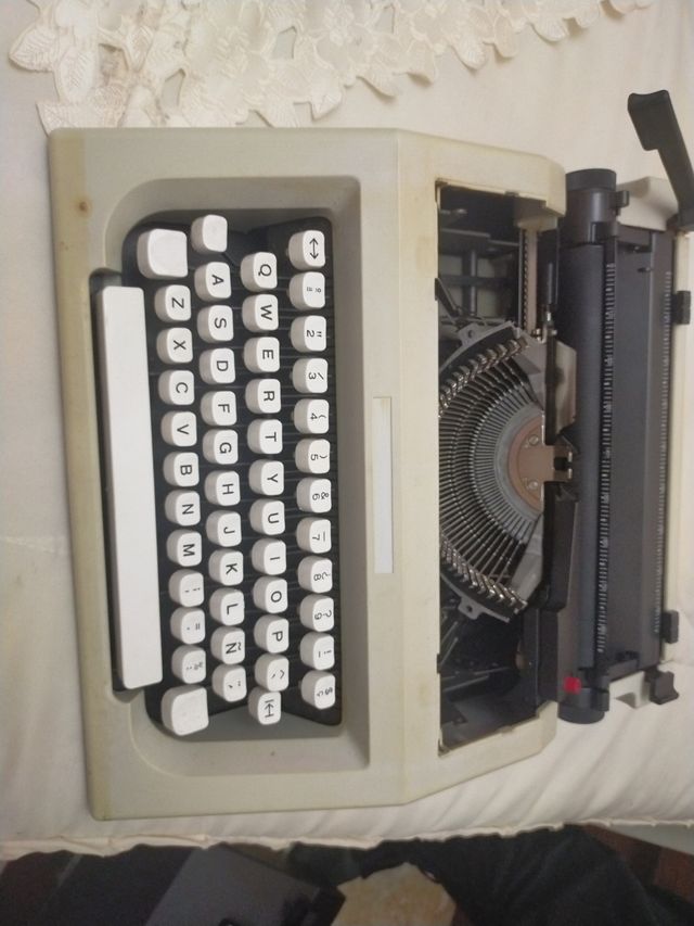 Maquina de escribir antigua