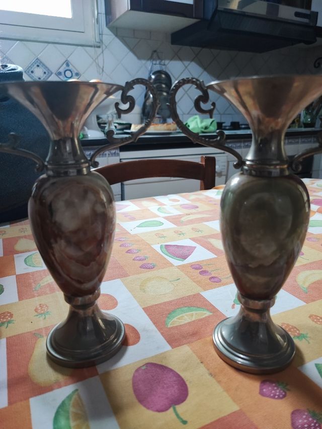 Anfore o brocche in metallo e onice.Vasi antichi