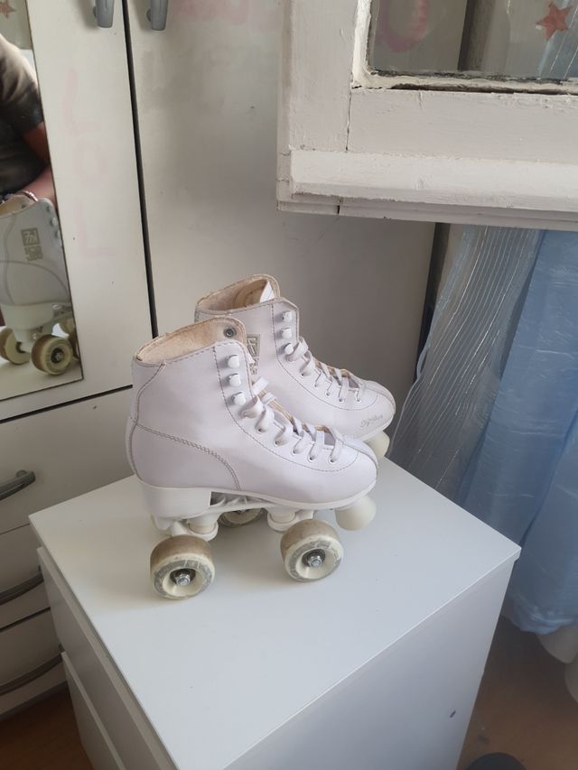 Vevendo patines de 4ruedas blancos