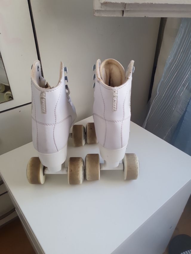 Vevendo patines de 4ruedas blancos