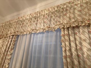 2x Cortinado apanhados de lado e com sanefa .