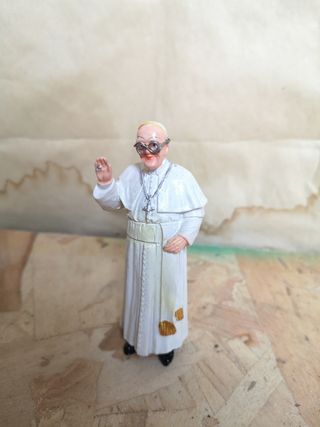 Papa Francesco statua