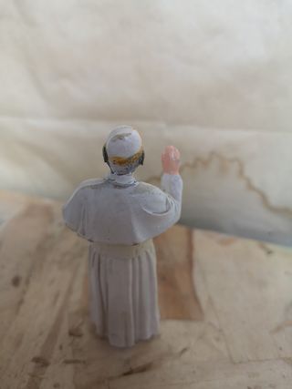 Papa Francesco statua