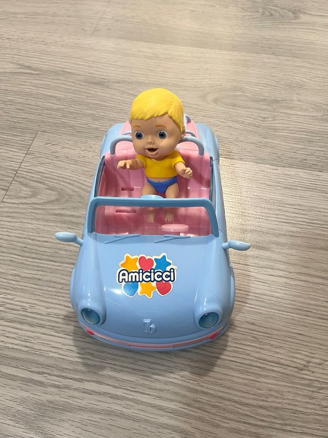 Coche juguete con muñeco