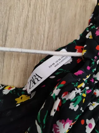 Top negro fruncido flores · Zara · XS (nuevo)