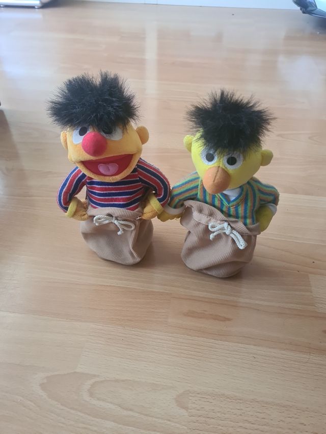 Muñecos Epi y Blas carrera de sacos