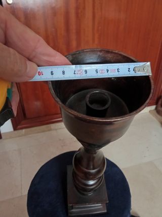 Candelabro portavelas de bronce.