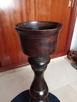 Candelabro portavelas de bronce.