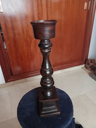 Candelabro portavelas de bronce.