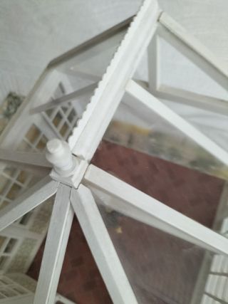 Piccola casa, serra, vecchi giocattoli