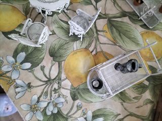 Piccola casa, serra, vecchi giocattoli