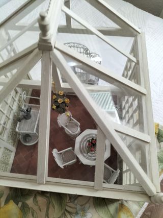 Piccola casa, serra, vecchi giocattoli