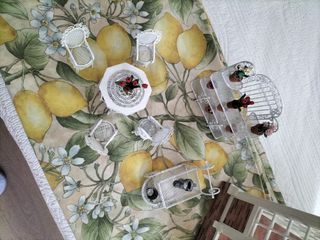 Piccola casa, serra, vecchi giocattoli