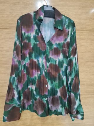 Blusa estampada morada y verde