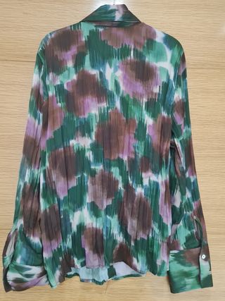 Blusa estampada morada y verde