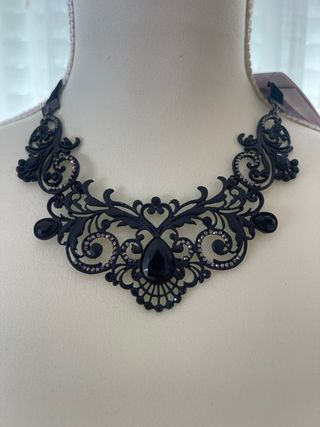Collar labrado bisuteria negro
