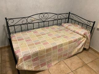 Diván nido forja: dos camas y colchones.