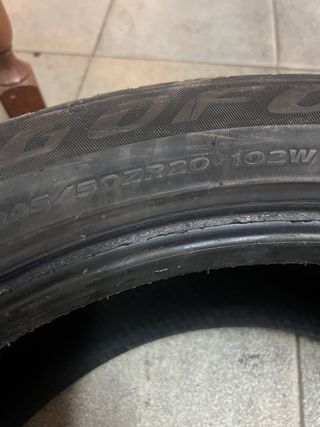 Se venden dos neumáticos  245/50 zr20