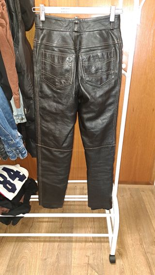 Pantalón de piel