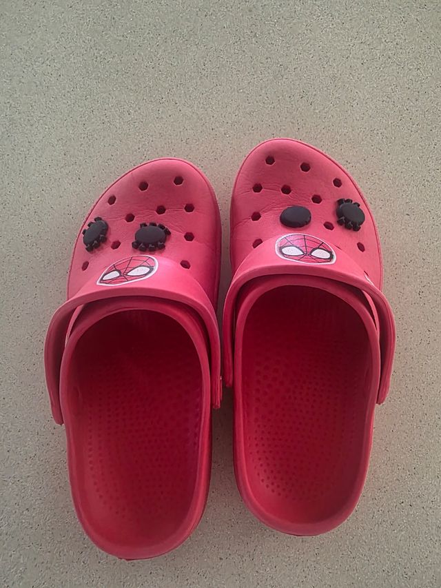 Crocs 32 MARVEL rojo