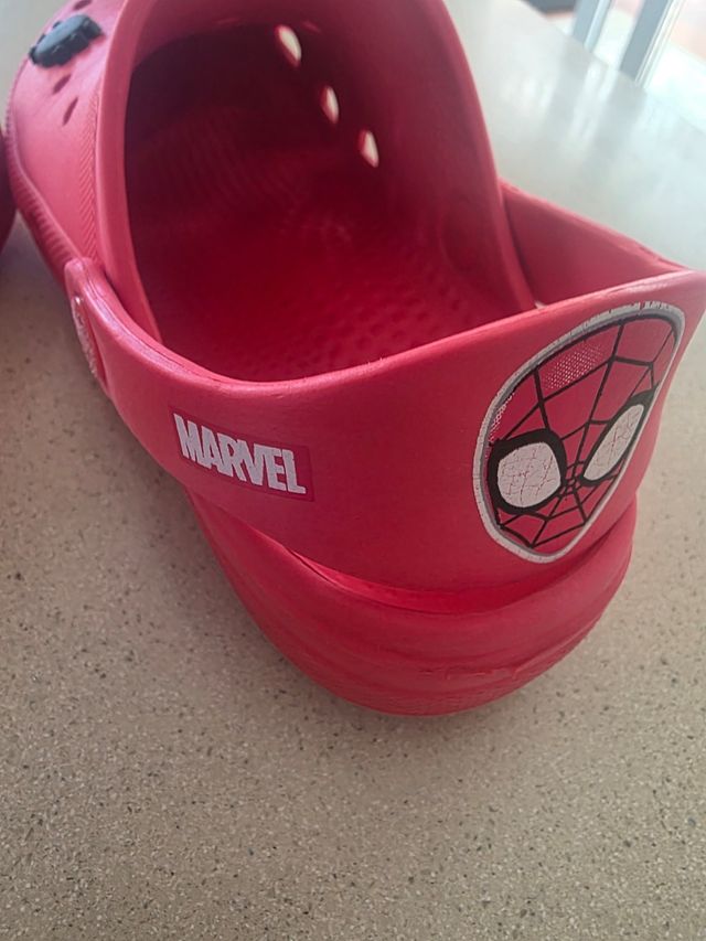Crocs 32 MARVEL rojo