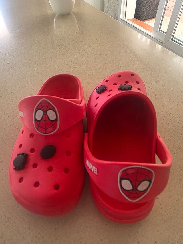 Crocs 32 MARVEL rojo