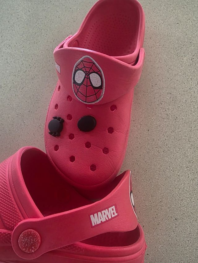 Crocs 32 MARVEL rojo