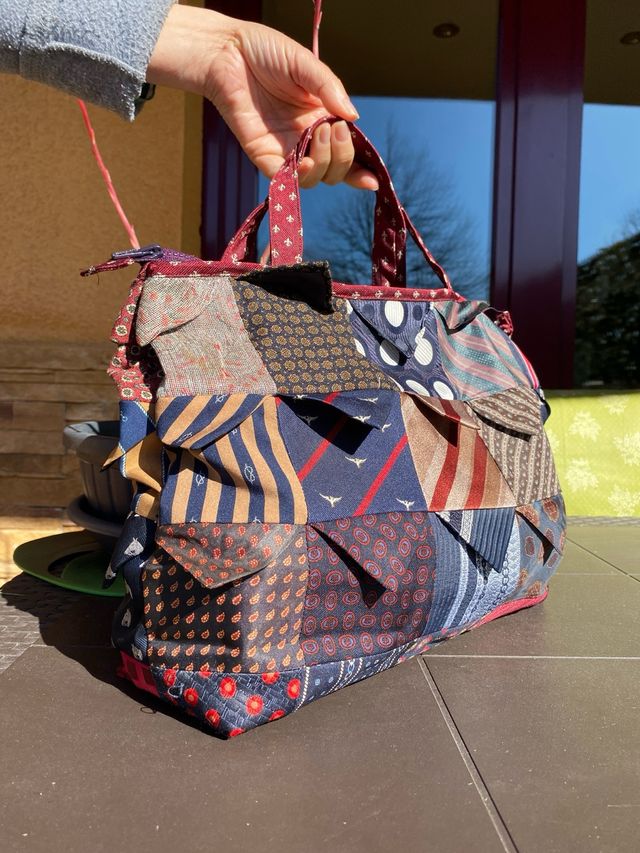 Original bolso hecho de corbatas
