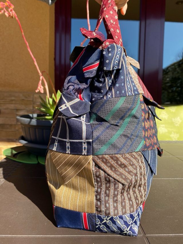 Original bolso hecho de corbatas