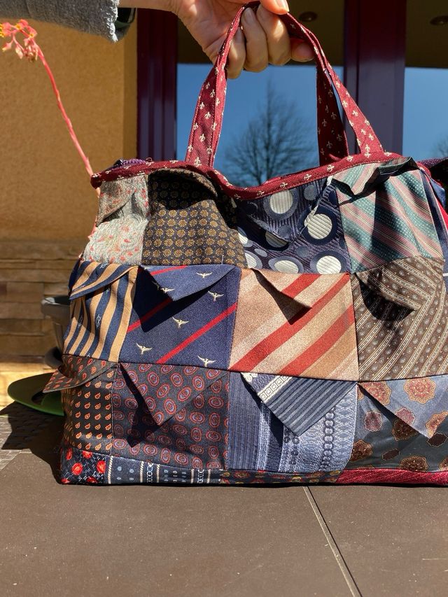 Original bolso hecho de corbatas