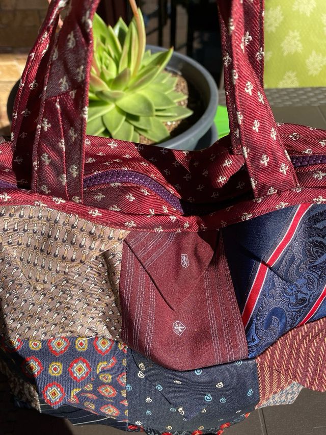 Original bolso hecho de corbatas