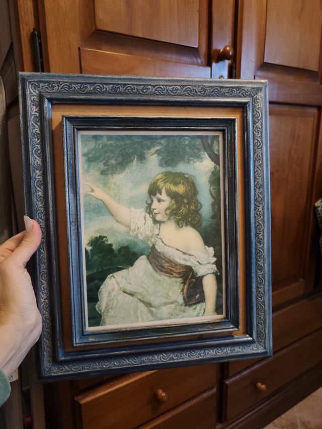 Marco con una replica