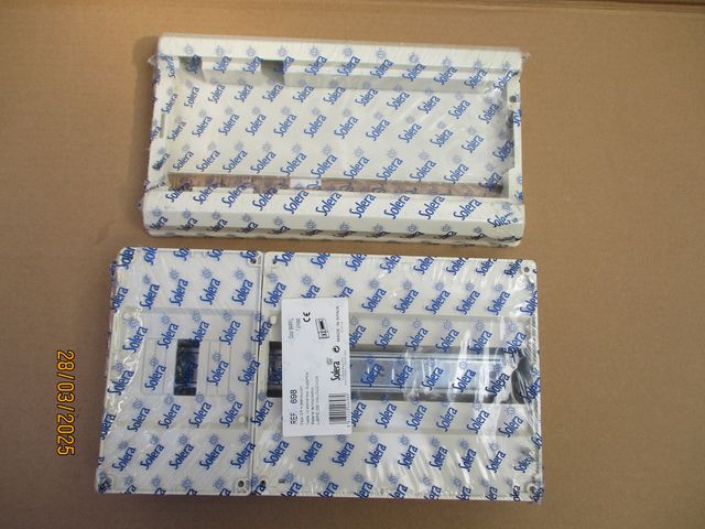 CAJA DE DISTRIBUCIÓN DE SUPERFICIE DE 12+4 MÓDULOS