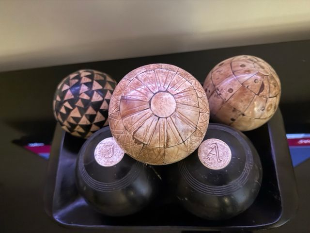 Bolas y bandeja decorativa