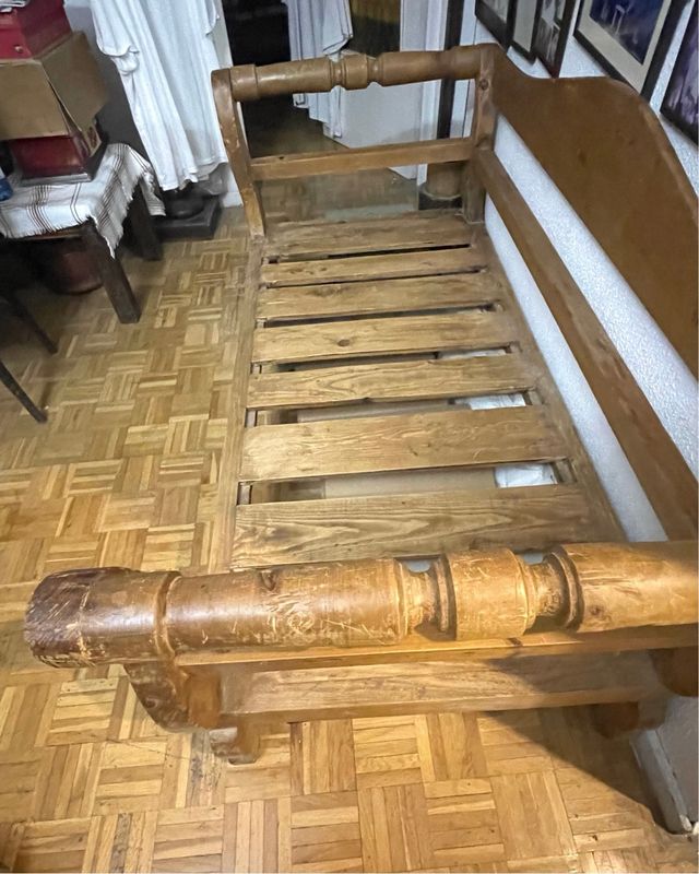 Sofá antiguo de madera