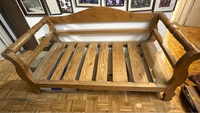 Sofá antiguo de madera
