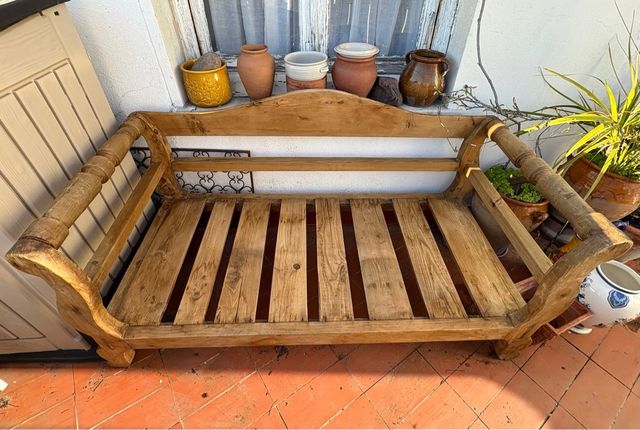 Sofá antiguo de madera