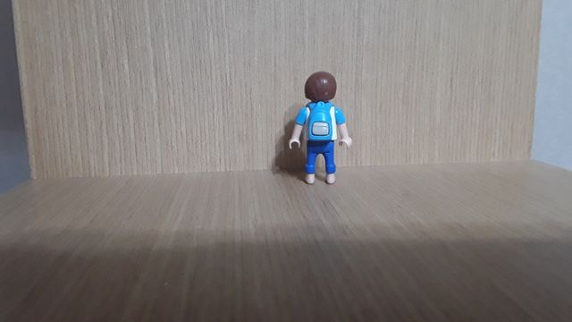 Playmobil. Niño con mochila