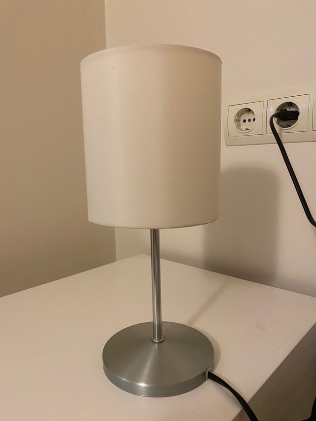 Lámpara mesita de noche IKEA