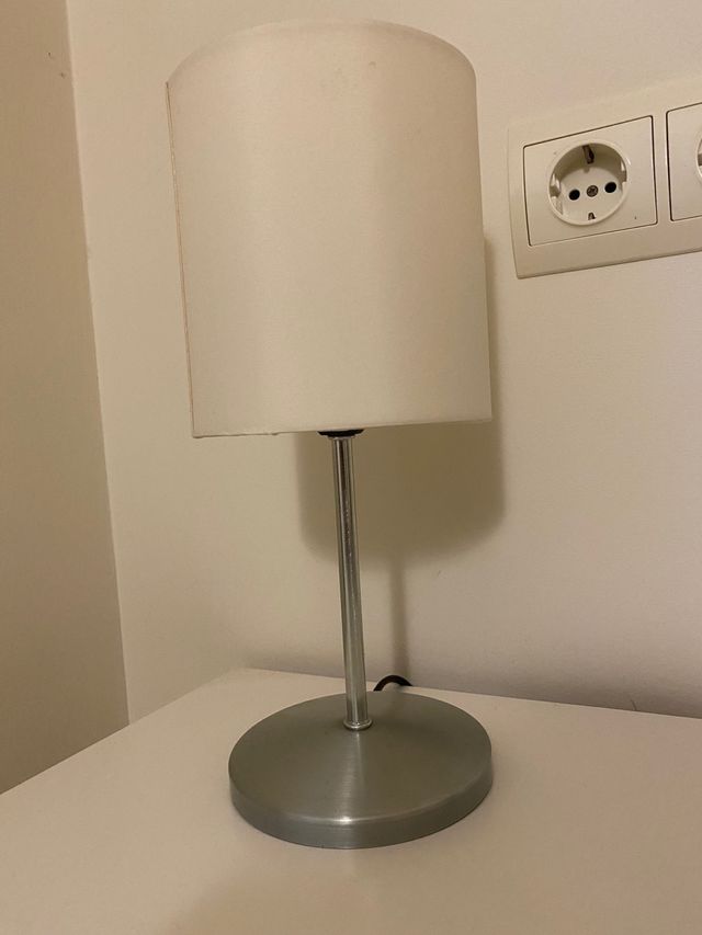 Lámpara mesita de noche IKEA
