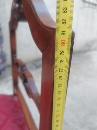 Silla con talla  antigua de dormitorio.