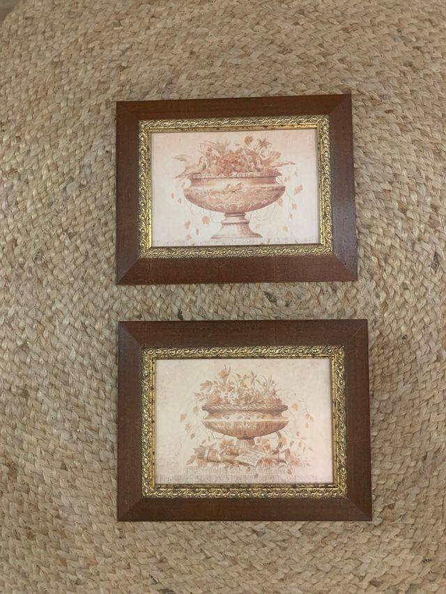 Pareja de cuadros vintage con marco dorado y florero clásico